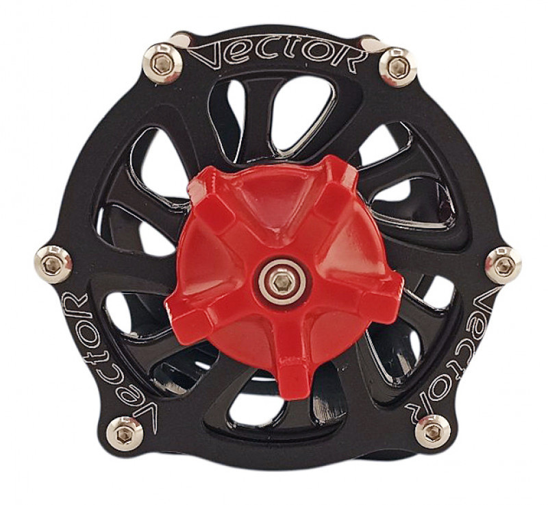 Удобная ступенчатая тормозная система позволяет без лишних усилий заблокировать шпулю или установить требуемый уровень сопротивления при разматывании линя.