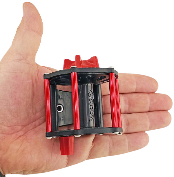 Ладный и толковый размер катушки - примерно 7x7x8.5см придется по вкусу как любителям, так и профессионалам подводной охоты.