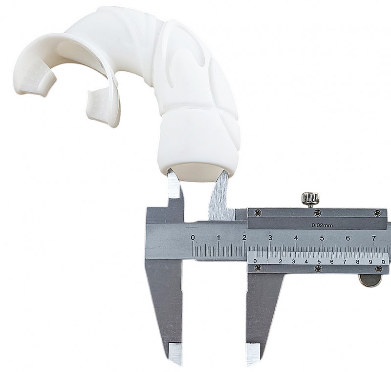 Диаметр внутреннего посадочного отверстия - около 2.4см, естественно тянется в разумных пределах.