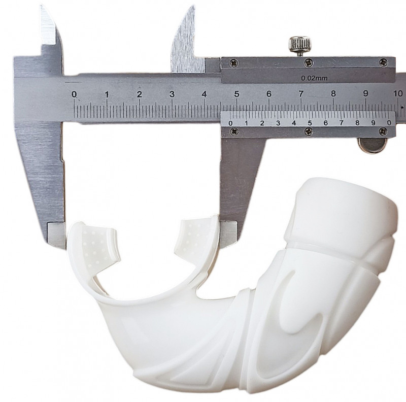 Ширина загубника - примерно 4.8см.