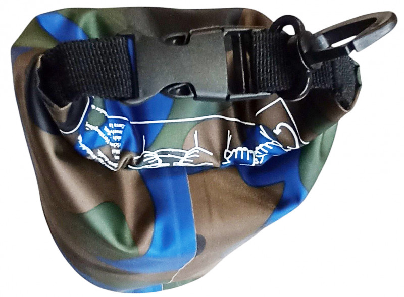 Далее клапан фиксируется пряжкой «фастекс» из ударопрочного и морозостойкого пластика на ремнях из армированной ткани с небольшим пластиковым карабином для крепления к необходимому элементу снаряжения.