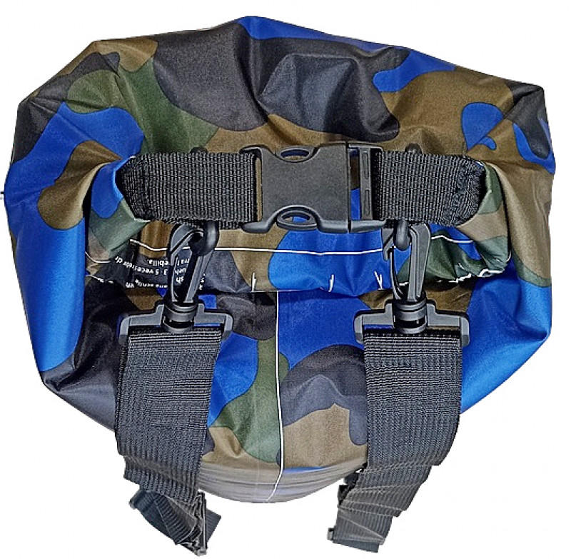 Свернутый клапан фиксируется пряжкой «фастекс» на ремнях из армированной ткани с повышенной прочностью на разрыв. Пряжка-фастекс выполнена из ударопрочного и морозостойкого пластика.