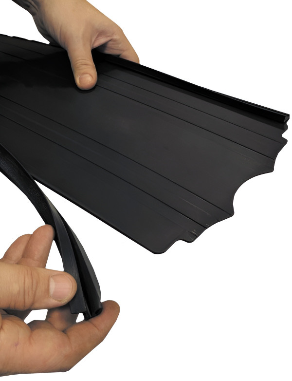 Отбортовка устанавливается на любые лопасти путем приклеивания, подойдет клей для резины и пластика, который остается эластичным после высыхания.