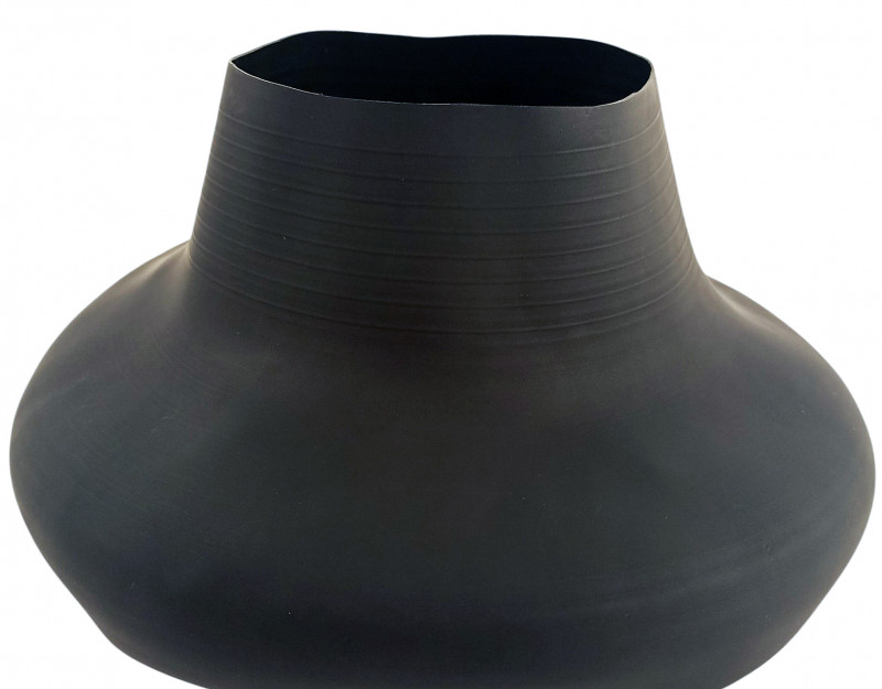 По окружности узкой части обтюратора имеются направляющие линии, которые помогут равномерно подрезать манжету для подгонки под вашу шею.