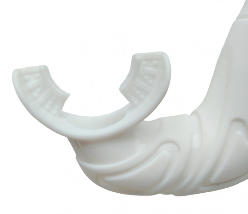 Эргономичный загубник изготовлен из мягкого гипоаллергенного силикона, идеально повторяет форму челюсти и не вызывает усталости при длительном использовании. За счет мягкости и гибкости подходит даже детям.
