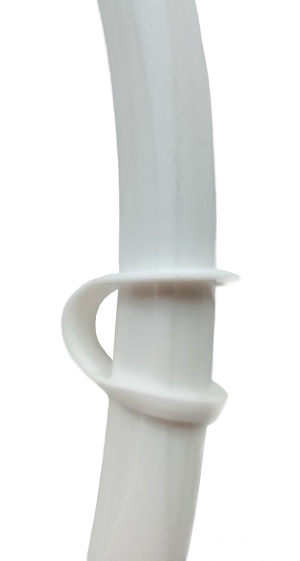 Трубка крепится к маске с помощью силиконового держателя-восьмерки.