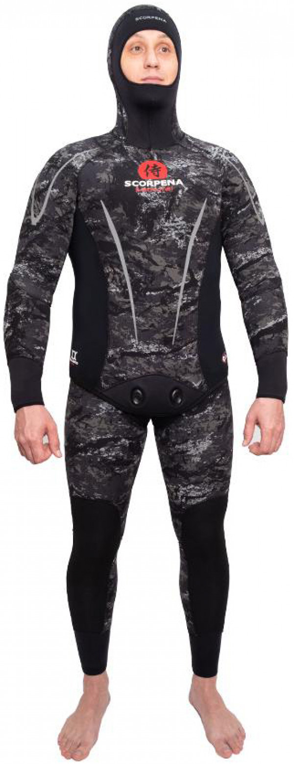 Гидрокостюм «SAMURAI CAMO YAMAMOTO» является одним из самых теплых массово выпускаемых неопреновых костюмов мокрого типа, что подтверждается многочисленными отзывами пользователей из самых холодных мест для погружений.