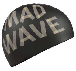 Шапочка «TAPE» с логотипом MAD WAWE в технике тейпирования как бы намекает, что плавание благоприятно влияет не только на физическое здоровье, но и голове помогает чувствовать себя лучше.