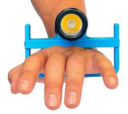 Благодаря настраиваемой под вашу руку скобе, ручка освобождает пальцы, вы можете светить и играть на найденном под водой пианино одновременно.