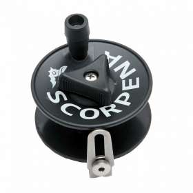 Удобная и прочная катушка СКОРПЕНА с бегунком внутри нержавеющей направляющей для укладки линя, который снижает истирание линя, продлевая срок его службы.