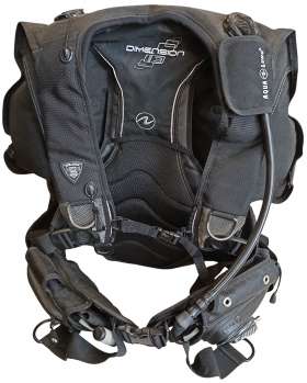 Бывший в употреблении компенсатор «DIMENSION I3» с превосходной системой комфортного управления плавучестью, состояние хорошее.